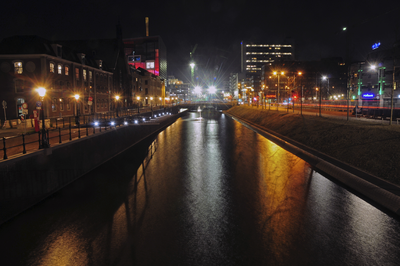 900497 Gezicht op de opnieuw aangelegde Stadsbuitengracht te Utrecht, vanaf de Paardenveldbrug, bij avond, met links de ...